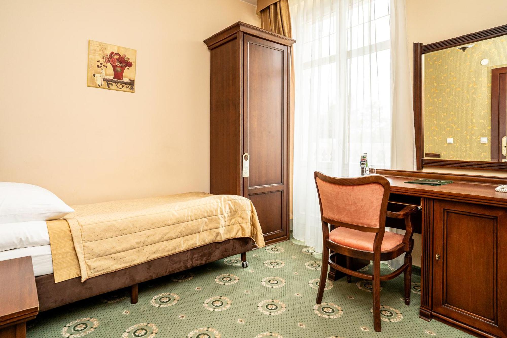 Hotel Arkadia Royal วอร์ซอ ภายนอก รูปภาพ
